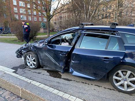 Törmäillyt Volvo vahingoittui ajokelvottomaksi.
