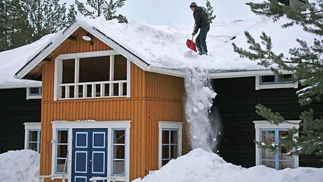 Lunta pudotetaan omakotitalon katolta.