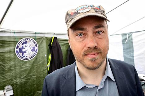 Puolueen perustanut Marco de Wit Suomi ensin -mielenosoitusleirissä keväällä 2017.