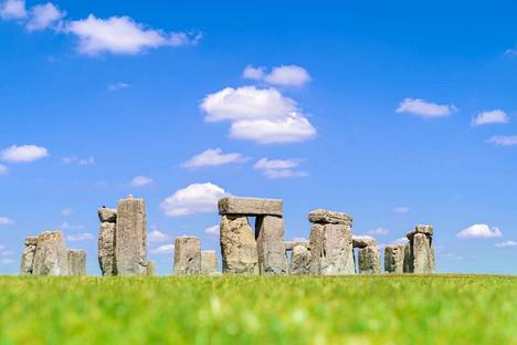 Stonehengen kolmenkymmenen kiven kehästä on edelleen paikoillaan seitsemäntoista. Kivikehä on Wilshiressa Lounais-Englannissa.