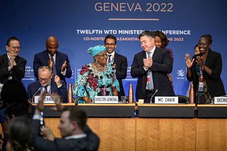 WTO:n pääjohtaja Ngozi Okonjo-Iweala (keskellä) järjestön ministerikokouksessa Genevessä kesäkuun 17. päivä.