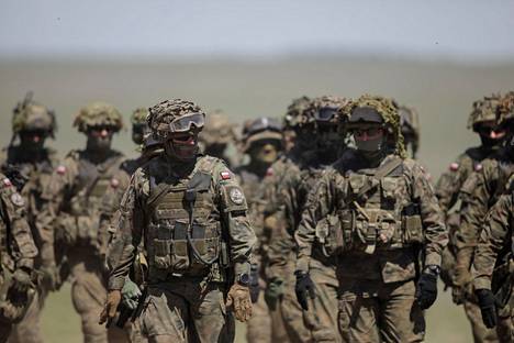 Puolalaisia sotilaita kansainvälisissä harjoituksissa Romaniassa viime toukokuussa. Puola ja Romania ovat Naton jäsenmaita.