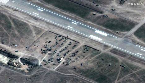 Satelliittikuvassa näkyy Venäjän maajoukkoja Hersonin lentokentällä Etelä-Ukrainassa keskiviikkona.