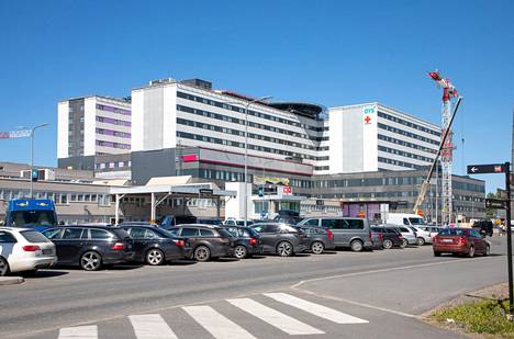 Oulun yliopistollisen sairaalan päärakennus kesällä 2022. Nuorisopsykiatrian osasto sijaitsee erillään päärakennuksesta Peltolassa.