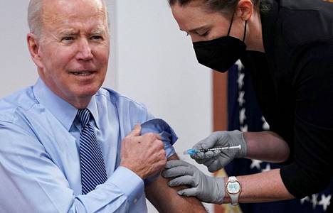 Joe Biden sai annoksen koronavirusrokotetta maaliskuussa.