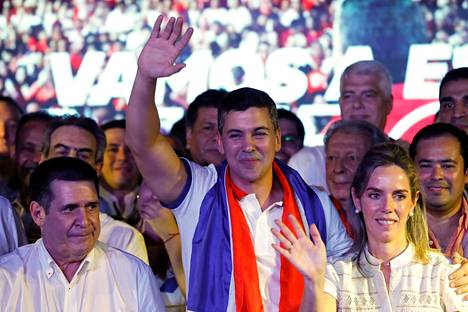 Vastavalittu Paraguayn presidentti Santiago Peña juhli voittoaan vaimonsa Leticia Ocamposin kanssa vaalivalvojaisissa maan pääkaupungissa Asunciónissa.