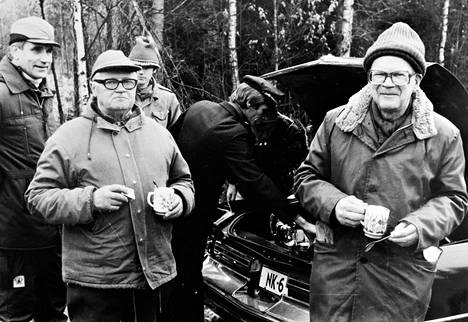 Presidentti Urho Kekkonen (oik.) oli tuttu näky metsästysretkillä Östersundomissa. Edessä vasemmalla on Rödje-Fantsin tilan isäntä Nils Blomberg. Kuva on 1960–1970-lukujen taitteesta. 