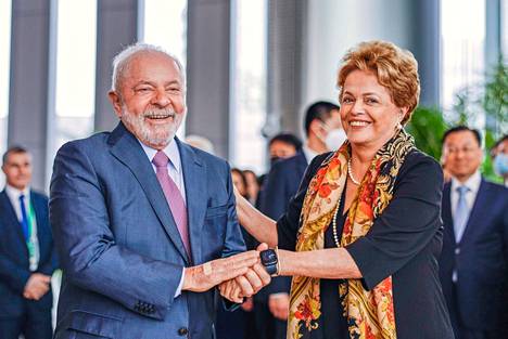 Brasilian presidentti Luiz Inacio Lula da Silva ja Brasilian entinen presidentti Brasilian entinen presidentti Dilma Rousseff, joka nimettiin Uuden kehityspankin johtajaksi Shanghaissa 13. huhtikuuta.
