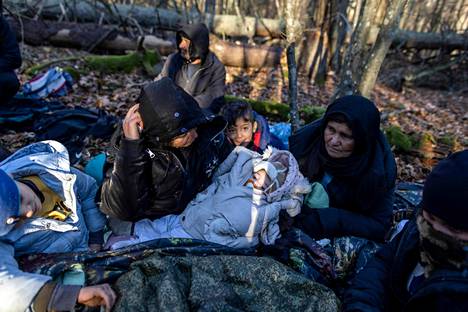 Kurdiperhe Irakista odotti tietoa tulevasta aiemmin tällä viikolla raja-alueella Puolan puolella, josta heitä oli pakotettu useasti takaisin Valko-Venäjän puolelle. He kertoivat olleensa metsässä jo yli 20 päivää. 