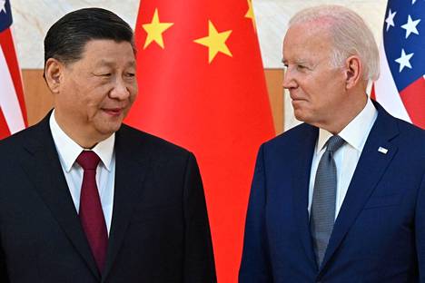 Kiinan presidentti Xi Jinping (vas.) on syyttänyt länsimaita Kiinan eristämisestä ja tukahduttamisesta Yhdysvaltain johdolla. Xi Jinping ja Yhdysvaltain presidentti Joe Biden (oik.) tapasivat G20-huippukokouksen yhteydessä viime marraskuussa.