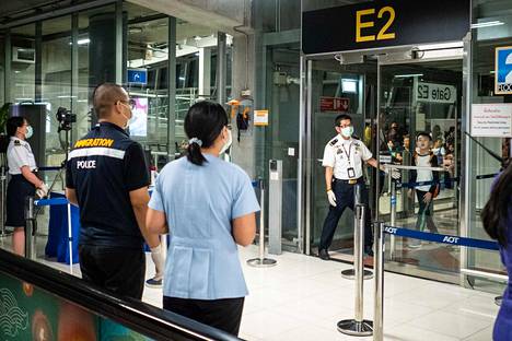 Terveysviranomaiset tarkistivat Wuhanin kaupungista saapuvia matkustajia Bangkokin lentokentällä torstaina.