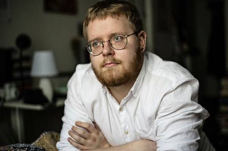 Jyväskylässä 1997 syntynyt Atte Koskinen asuu Helsingissä. Hän opiskelee teoreettista filosofiaa  ja toimii runouslehti Tuli & Savun toimittajana sekä kirjallisuuskriitikkona.