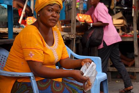 Myyjä pakkasi kuivattuja toukkia Kinshasassa Kongon demokraattisessa tasavallassa heinäkuussa 2015.