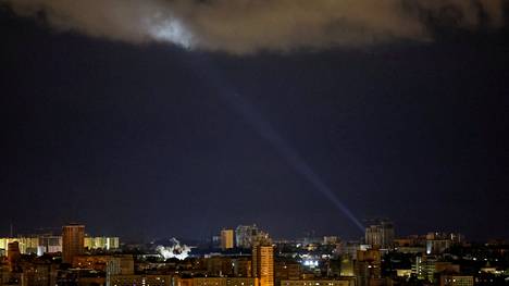Kiovassa asukkaat kertoivat kuulleensa varhain keskiviikkona räjähdyksiä. Kuvassa Ukrainan sotilaat käyttävät valonheitintä etsiessään drooneja taivaalta kaupungin yltä.