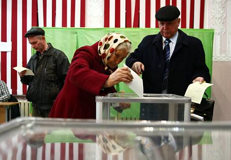 Nainen antamassa ääntään Krimin ”kansanäänestyksessä” Simferopolin kaupungissa  maaliskuussa 2014.