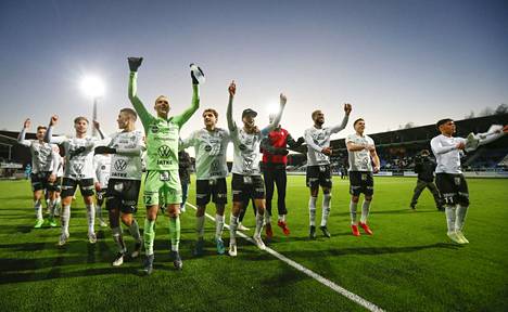 Hakan pelaajat juhlivat maalivahti Aatu Hakalan johdolla eurokentille pääsyä Valkeakoskella sunnuntaina. 