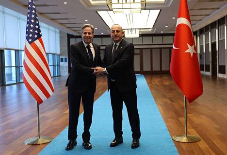 Turkin ulkoministeri Mevlut Çavuşoğlu ja Yhdysvaltain ulkoministeri Anthony Blinken poseerasivat kameroille Ankarassa maanantaina.