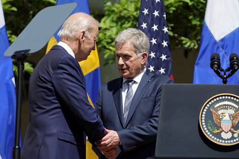 Presidentti Sauli Niinistö tervehti Yhdysvaltain presidentti Joe Bidenia Washingtonin vierailunsa yhteydessä toukokuussa 2022.