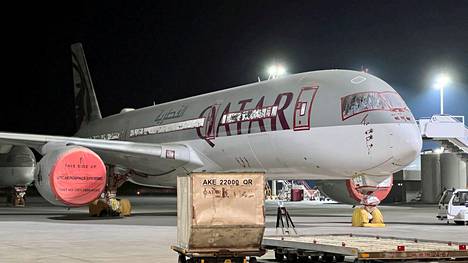 Finnair kertoi maanantaina sopineensa strategisesta yhteistyöstä Qatar Airwaysin kanssa. Kuvassa Airbus A350 Qatar Airways huoltohallin edessä Dohassa 20. heinäkuuta 2022.