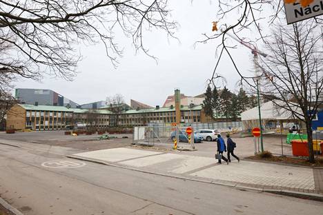 Uusi terveys- ja perhekeskus sijoittuu Vantaan kaupungintalon kylkeen tontille, josta on purettu pois valtion virastotalo.