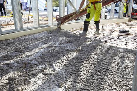 Vaihtoehtoisia betonin sideaineita kokeillaan jo Suomessa.  Autotallin laatia valettiin geopolymeeribetonista Euroopan unionin rahoittamassa hankkeessa.