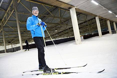 Pekka Halonen vetosi kulttuurin ja vapaa-ajan apulaispormestari Paavo Arhinmäkeen, ettei hiihtohallia lopetettaisi.