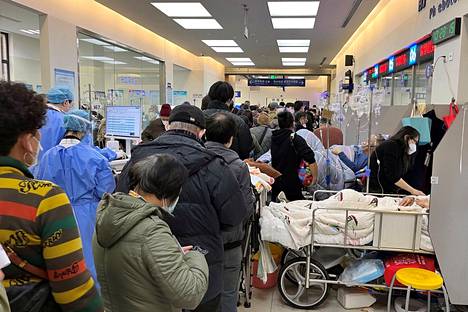 Päivystyksen käytävätkin olivat täynnä potilaita Shanghain Zhongshanin sairaalassa tiistaina.
