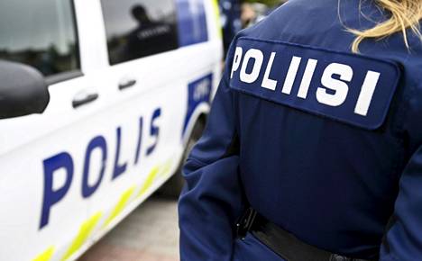 Helsingin poliisi tiedottaa tutkivansa varkaussarjaa, jossa epäiltyinä on kahdeksan nuorta miestä. 
