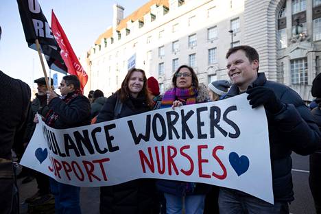 Ambulanssihoitajat osoittivat tukeaan sairaanhoitajien lakolle mielenosoituksessa Lontoossa perjantaina.
