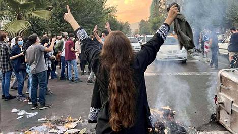 Mielenosoitus Karajin kaupungissa Iranissa viime viikon perjantaina. Pysäytyskuva sosiaalisessa mediassa jaetusta videosta.