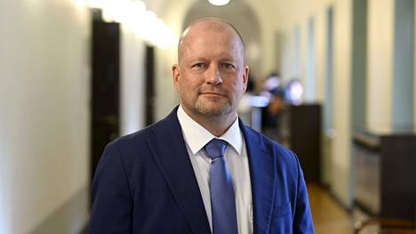 Timo Vornanen kuvattiin eduskunnassa huhtikuussa 2023.