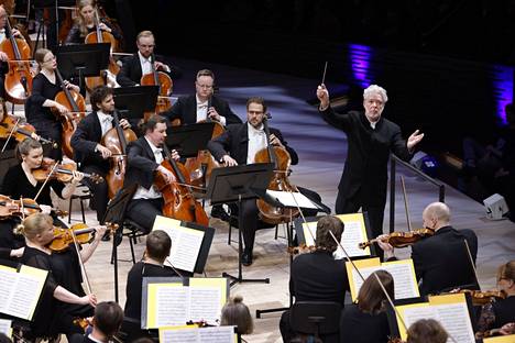 Jukka-Pekka Saraste johti Helsingin kaupunginorkesteria Musiikkitalossa. Syksyllä hän aloittaa orkesterin ylikapellimestarina.