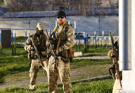 Tunnuksettomia sotilaita seisoi vartioimassa sotilastukikohtaa Belbekissä Krimillä  lähellä Sevastopolia 22. maaliskuuta 2014.
