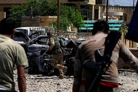 Irakin armeijan sotilaat kantoivat aseitaan taistelussa jihadistijärjestö Isisiä vastaan Mosulin kaupungin länsiosassa viime viikon torstaina.