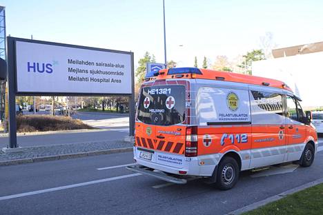 Ambulanssi Meilahden sairaala-alueella Helsingissä lokakuussa 2021. 