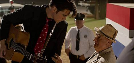 Elvis (Austin Butler) ja manageri Tom Parker (Tom Hanks) uusimmassa Elvis-elokuvassa.