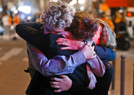 Ihmiset halasivat toisiaan 14. marraskuuta 2015  lähellä Bataclan-konserttisalia, jonne terroristit olivat iskeneet verisesti kesken konsertin.