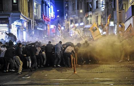 Poliisi yritti hajottaa mielenosoittajien joukkoa tiistaina Istanbulissa kyynelkaasun ja vesitykkien avulla.