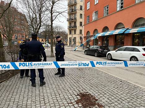 Poliiseja Södermalmin räjähdyspaikalla Tukholmassa 17. tammikuuta. Tuolloin pommi räjähti kreikkalaisen ravintolan edustalla.
