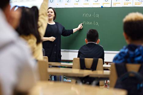 Apulaisrehtori Mirjami Sjögren opettaa 1B-luokkaansa Keinutien ala-asteella Helsingissä.