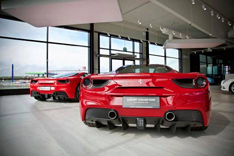 Ferrari 488 GTB -malleja Luxury Collection Automobilesin myymälässä Lempäälässä.