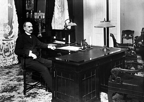 Tasavallan presidentti K. J. Ståhlberg työpöytänsä ääressä presidentinlinnassa vuonna 1919.