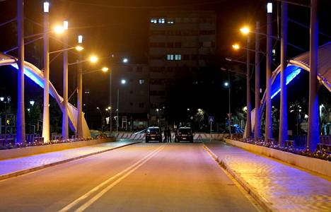 Poliiseja ajoneuvoineen sillalla Kosovon Mitrovicassa, jossa aseistautuneet serbit olivat rakentaneet barrikadeja sunnuntaina.