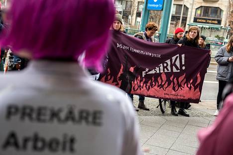 Berliinissä järjestettiin torstaina terveysministeriön edessä mielenosoitus, jossa hoitoalalla työskentelevät naiset kertoivat työnsä ja arkensa epäkohdista kuten pienipalkkaisen hoitotyön kuormittavuudesta.