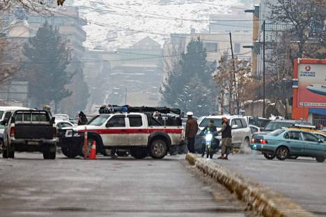 Talibanien turvallisuusjoukot eristivät räjähdysalueen keskiviikkona Kabulissa.