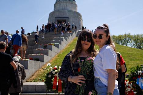 Viktoria Uzenger ja Mirra Dreer olivat pahoillaan siitä, että venäläisten voitonpäivää ei saanut tänä vuonna juhlia Berliinissä vapaasti kuten yleensä.