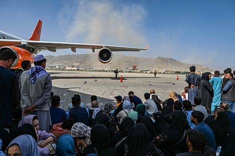 Kabulin lentokentällä vallitsee sekasorto. 