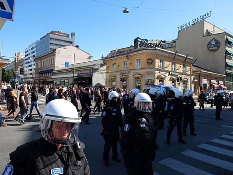 Turun puukotuksesta on kulunut tänään lauantaina tasan vuosi. Vuosipäivä toi Turun keskustaan kaksi eri mielenilmausta ja paljon poliiseja.