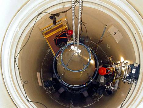 Yhdysvallat sijoittaa 400 miljardia dollaria ydinaseohjelmaansa seuraavan kymmenen vuoden aikana. Malmstromin lentotukikohdassa Montanassa huolletaan mannertenvälisen ballistisen ydinohjuksen taistelukärkeä.