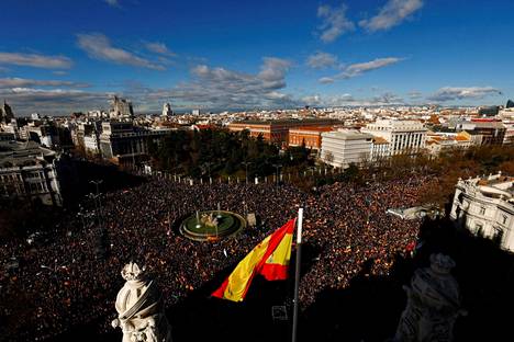 Poliisin arvion mukaan mieltään osoitti Madridissa lauantaina 30 000 ihmistä.